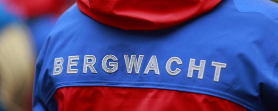 Bergwacht rettet verletzten Wanderer auf schmalem Pfad bei Hinterzarten