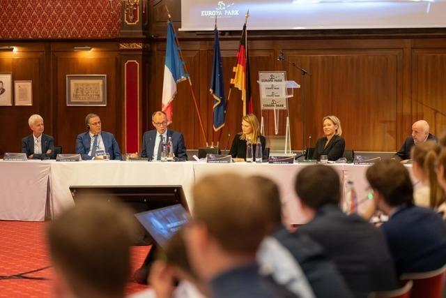 Friedrich Merz besucht erstes Wolfgang-Schuble-Demokratieforum im Europa-Park