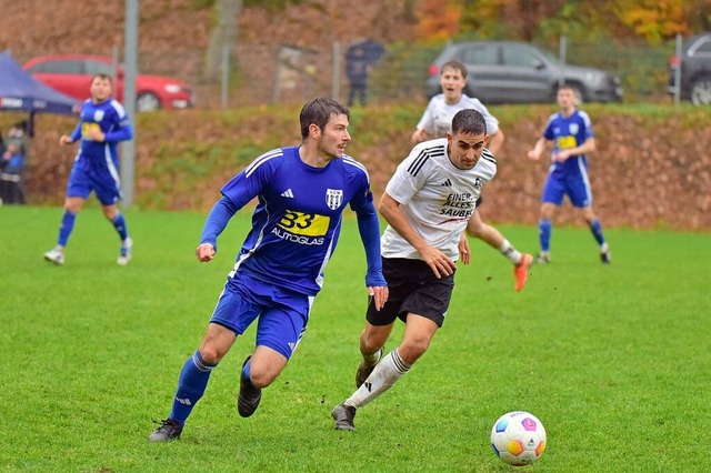 Das Kellererduell auf dem Winterrasen ...Vgg. Bollschweil-Sölden nichts ändern. | Foto: Daniel Thoma Das Kellererduell auf dem Winterrasen ...Vgg. Bollschweil-Sölden nichts ändern. | Foto: Daniel Thoma