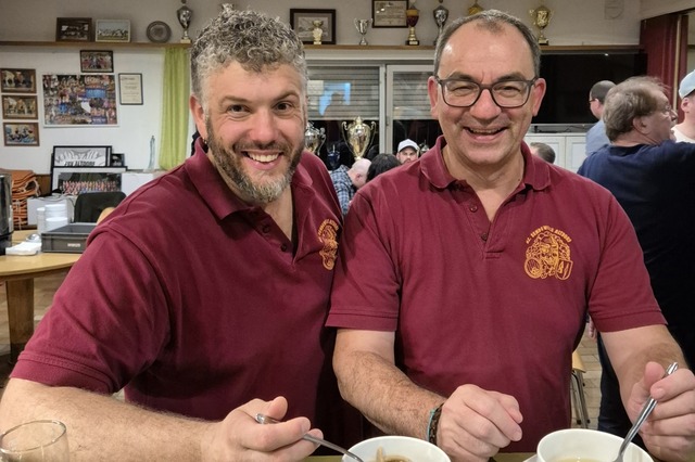 Frank Momann (links) &#8211; hier mit...e Zunftmeister der Sendewelle Altdorf.  | Foto: Martin Oswald