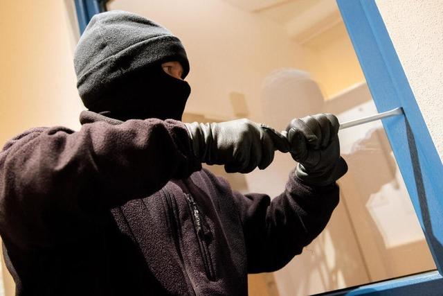 Unbekannte brechen in Vereinsheim im Sportpark Brhl ein