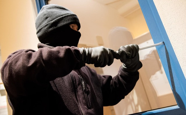 Ins  Vereinsheim im Sportpark Brhl wurde eingebrochen (Symbolbild).  | Foto: Daniel Bockwoldt (dpa)