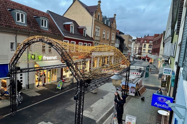 Fr die Weihnachtsmarktzeit hat die St...el in der Steinstrae aufbauen lassen.  | Foto: Sven Meyer