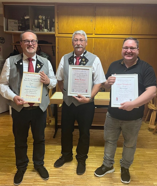 Markus Mller (links) ehrte den 1. Vor...lung noch zu Ehrenmitgliedern ernannt.  | Foto: Verein