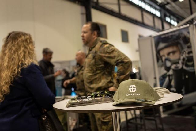 Aktivisten stren Berufsinfomesse in Freiburg wegen Bundeswehr-Stand