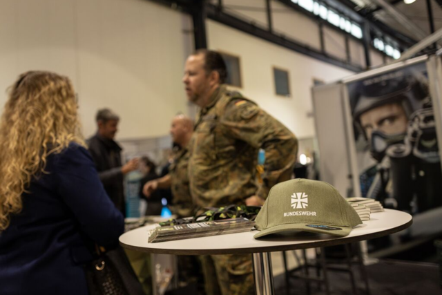 Aktivisten stren Berufsinfomesse wegen Bundeswehr-Stand