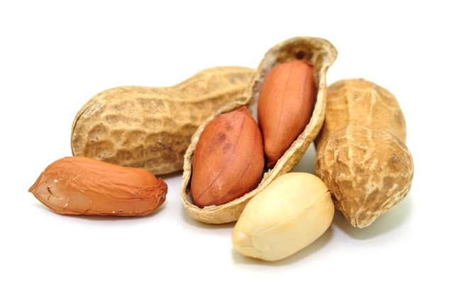 Oft kommen Erdnsse aus China, Indien ...auch in der Schweiz einen Produzenten.  | Foto: photocrew - stock.adobe.com