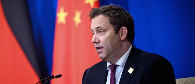 Auf schwieriger Mission in Peking: Bun... und Vizekanzler Lars Klingbeil (SPD).  | Foto: Bernd von Jutrczenka/dpa