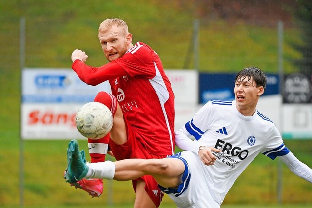Spitzenreiter TuS Kleines Wiesental, h...Schopfheim (Malvin Siegwardt) mit 1:0.  | Foto: Gerd Grndl