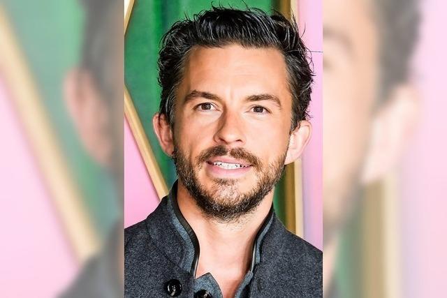 Jonathan Bailey spricht ber Mobbing