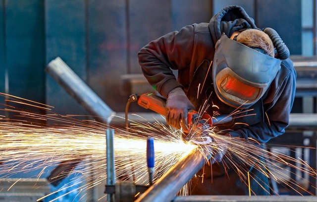 Lahmende deutsche Industrie: Ein Arbei...t einem Winkelschleifer ein Stahlrohr. | Foto: IMAGO/Rupert Oberhäuser Lahmende deutsche Industrie: Ein Arbei...t einem Winkelschleifer ein Stahlrohr. | Foto: IMAGO/Rupert Oberhäuser
