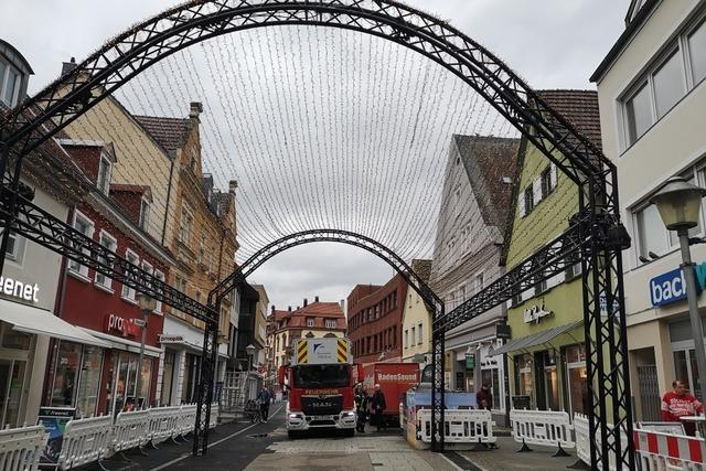 Lichttunnel verbinden in der Steinstrae den Offenburger Weihnachtsmarkt zwischen Hauptstrae und Lindenplatz