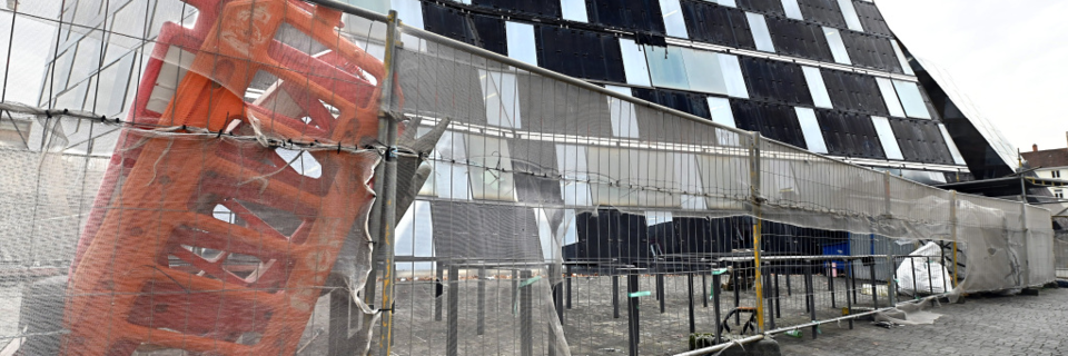 Fassade der Unibibliothek in Freiburg wird frhestens 2026 fertig