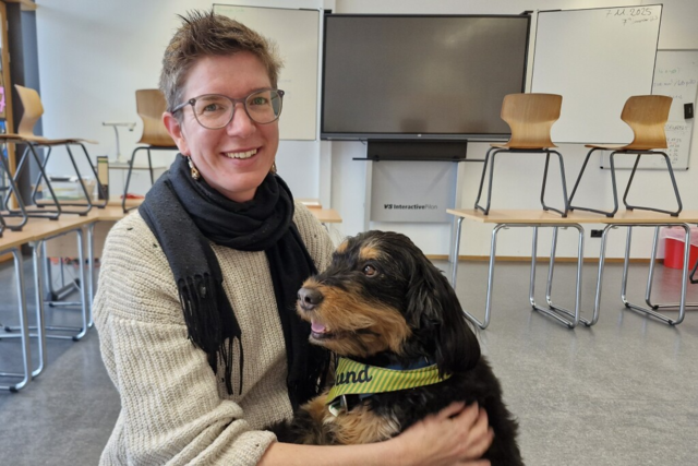 Schulhund Bobby begleitet Realschler durch die Mathestunde