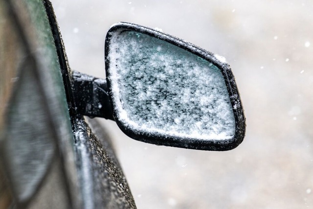Manche haben wohl am Dienstagmorgen den Eiskratzer gebraucht.  | Foto: Armin Weigel (dpa)