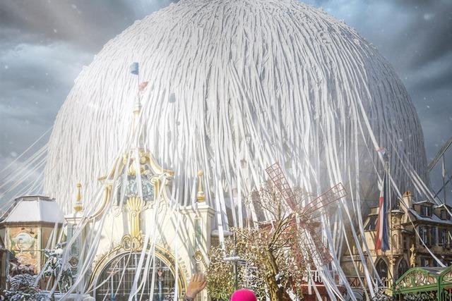 Bei einem digitalen Kunstwerk zeigt sich die Eurosat im Europa-Park in Toilettenpapier gewickelt