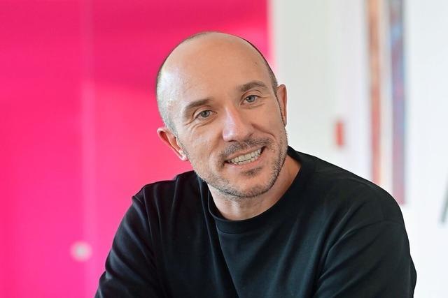 Wie tickt der neue Theaterintendant Felix Rothenhusler? Live-Talk im Caf Hermann – seien Sie dabei!