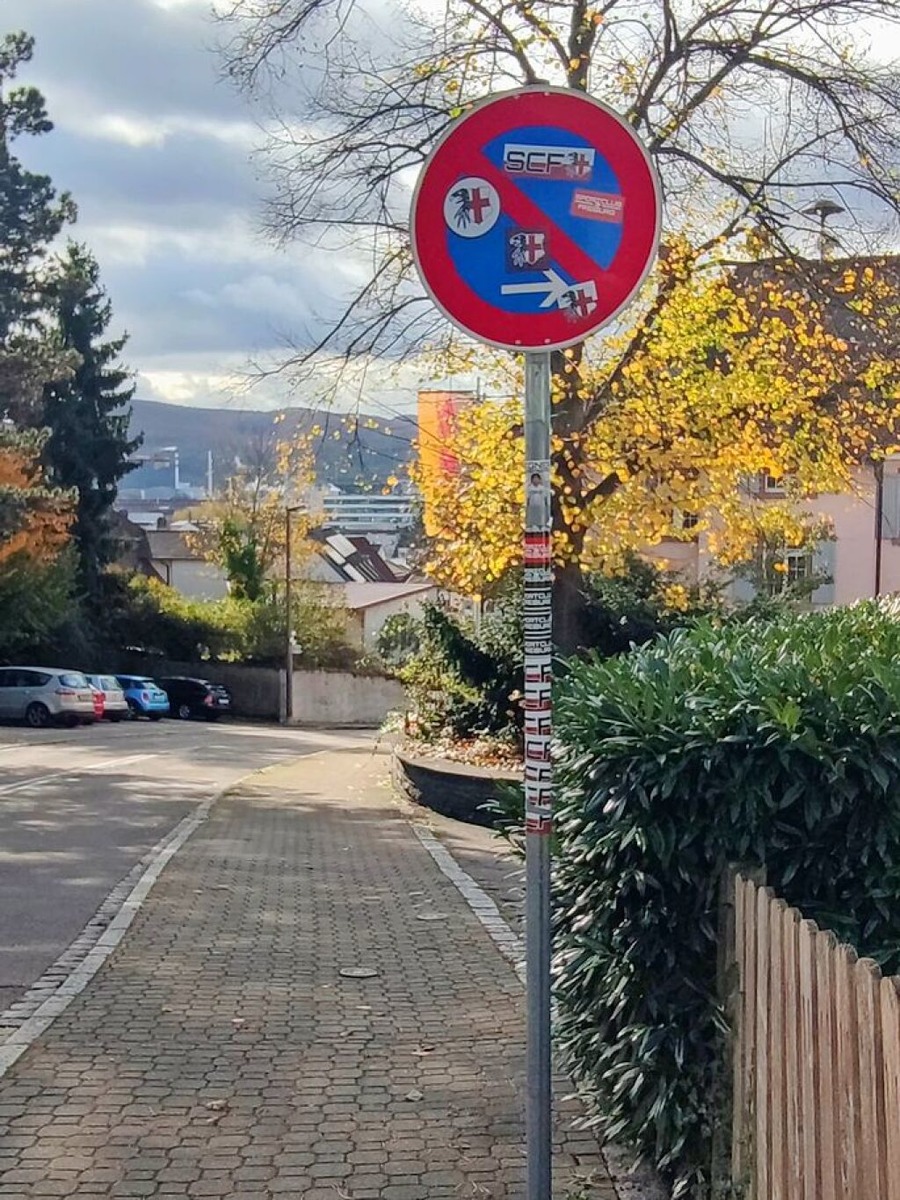 Nicht nur in Stdten werden Straenschilder mit Stickern zugeklebt, auch in kleineren Gemeinden wie an der Hauptstrae in Grenzach-Wyhlen.