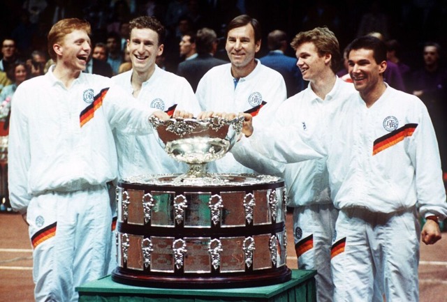 Niki Pilic (Mitte), der damalige Davis...Uwe Steeb hinter der Daviscup-Trophe.  | Foto: Rdiger Schrader (dpa) 