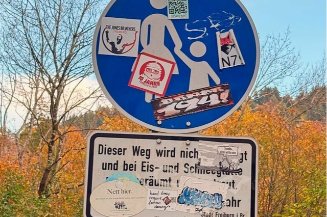 Fotos: Zugeklebte Pfhle und Schilder sind ein rgernis - Beispiele aus Sdbaden