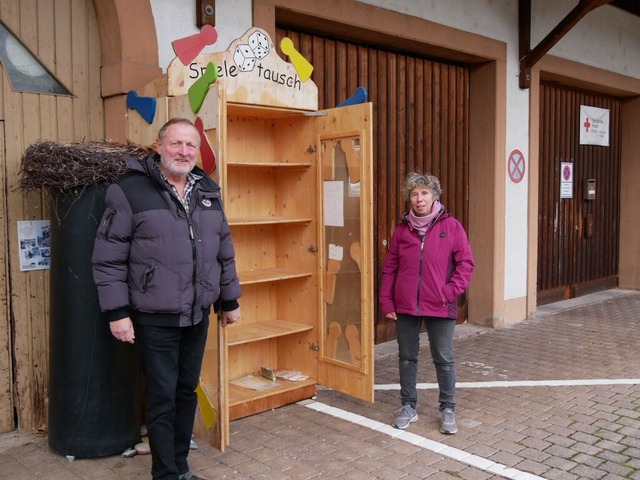 Ortsvorsteher Matthias Reiske und Mart... fassungslos neben den leeren Fchern.  | Foto: Heinz Vollmar