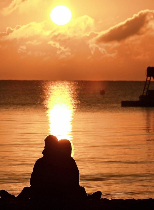 Glcksmoment am Ostseestrand: Nicht immer verluft der Urlaub so geruschlos.  | Foto: Christian Charisius/dpa