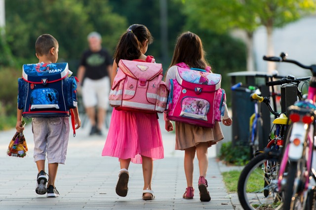 Die bereitgestellten Mittel sollen auc... dienen, Schulwege sicherer zu machen.  | Foto: Monika Skolimowska (dpa)