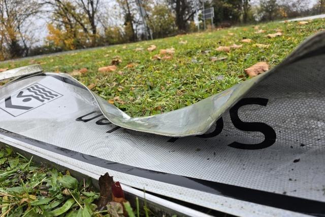 Alkoholisierter Autofahrer demoliert in Neuenburg Verkehrsschilder