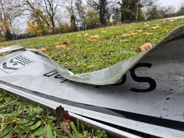 Verkehrsschilder fielen in Neuenburg einem Unfall zum Opfer.  | Foto: Simone Hhl