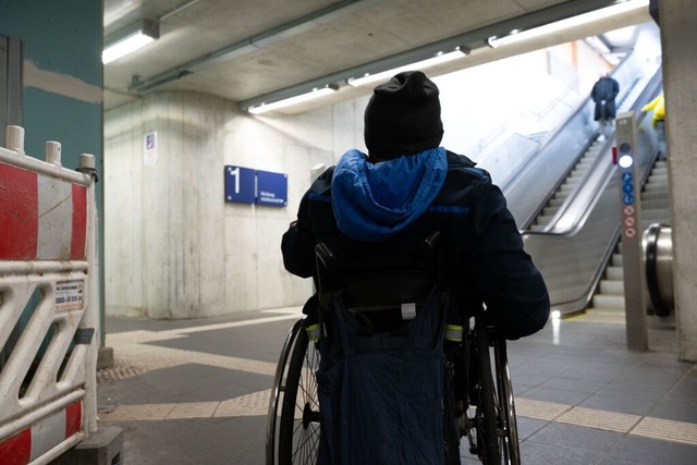 Eine Rolltreppe &#8211; fr einen gehbehinderten Menschen ist sie unberwindbar.  | Foto: Magdalena Henkel (dpa)