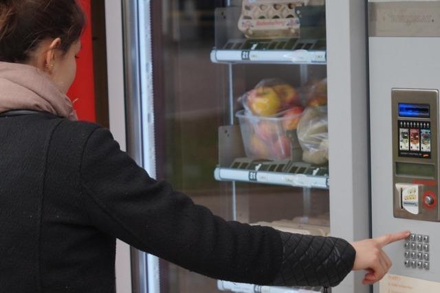 Traktor kollidiert in Waldshut-Tiengen mit Automaten eines Hoflandens