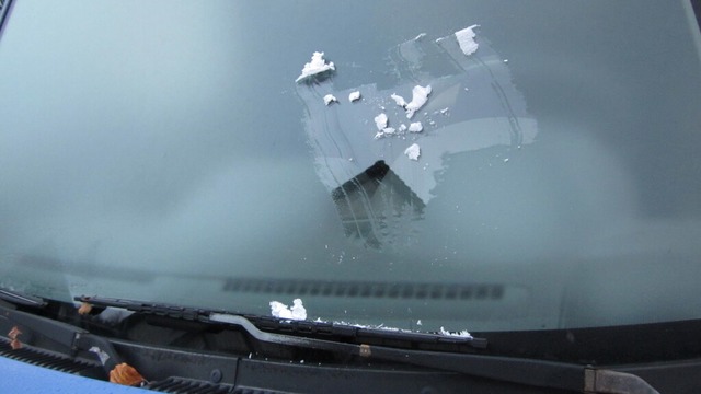Der erste Frosttag in diesem Herbst begann fr viele Autofahrer mit Eiskratzen.  | Foto: Helmut Kohler