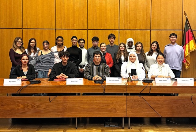 Die Mitglieder des neuen Jugendparlame...nd ihrer Stellvertreterin Han Xue Wang  | Foto: Stadtverwaltung Weil am Rhein / Schiessl