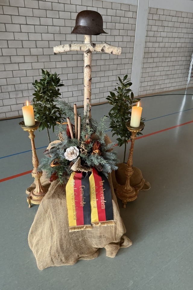 Mit einer sogenannten Tumba, einer Sargattrappe, wurde den Verstorbenen gedacht.  | Foto: Rudi Rest