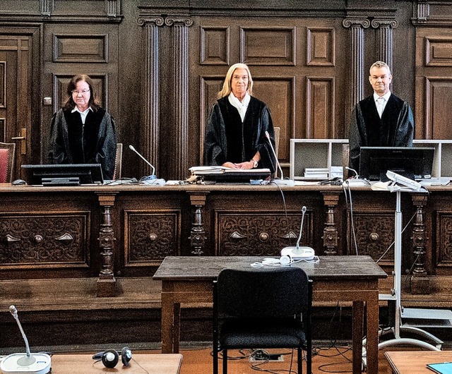 Sieben Verhandlungstage sind geplant: ...der Prozess gegen die Messerstecherin.  | Foto: Daniel Bockwoldt/dpa