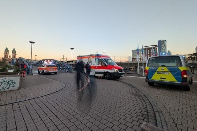 Radfahrer strzen auf glatter Wiwilibrcke in Freiburg