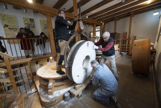 Inspektion mit Muskelkraft: In der Mllheimer Frick-Mhle wird die Wartung der Mhlsteine erstmals ffentlich vorgefhrt
