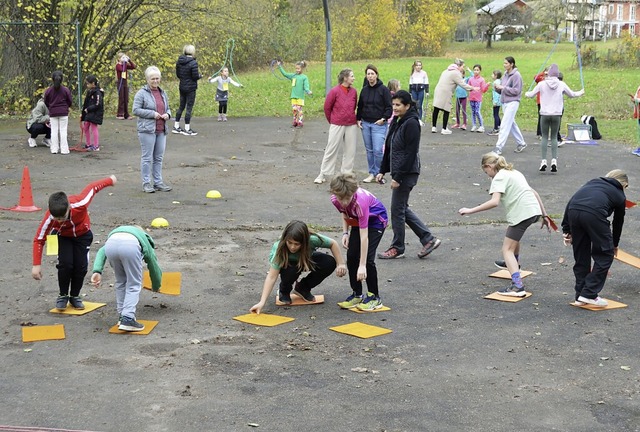 Eine der zwlf Disziplinen beim Sportt...le Kirchzarten war der Plattensprung.   | Foto: Gerhard Lck