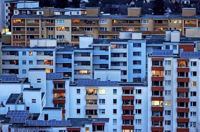 Oftmals sehr teuer: Ein Blick auf Wohn...olitik will gegen den Wucher vorgehen.  | Foto: IMAGO/Jochen Eckel