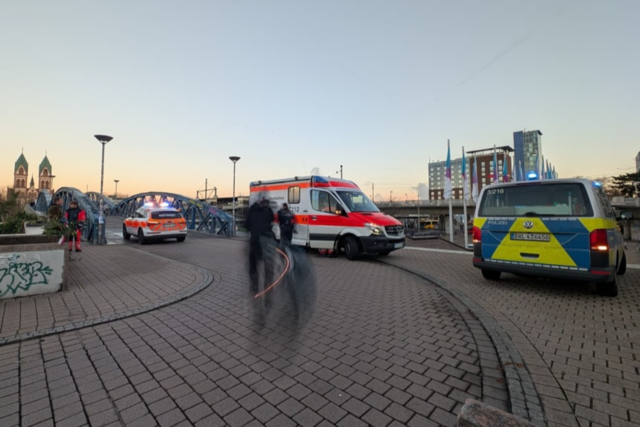 Radfahrer strzen auf eisglatter Wiwilibrcke in Freiburg
