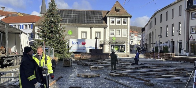 Auf dem  Marktplatz wird in dieser Woche die Eisbahn aufgebaut.  | Foto: Gerhard Walser