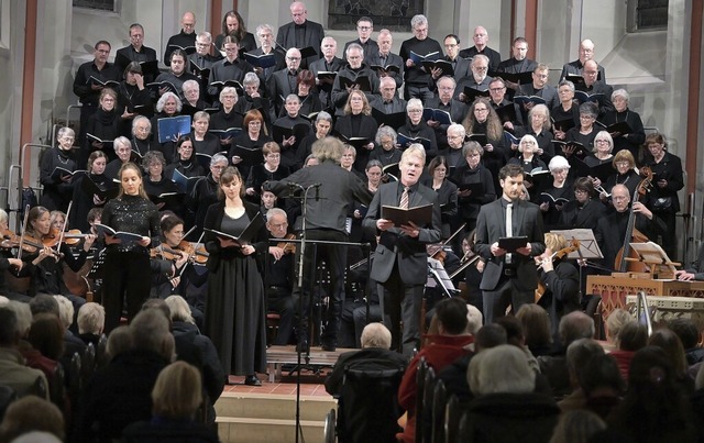 Die Kantorei der Stadtkirche mit dem O...Hans-Jrg Mammel und Bass Uli Btzer.   | Foto: Markus Zimmermann