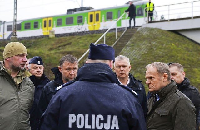 Polens Ministerprsident Donald Tusk (...Sabotage beschdigte Eisenbahnstrecke.  | Foto: KPRM (dpa)