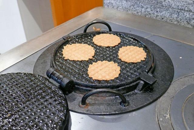 Zimtwaffeln vom Holzofenherd: Die Landfrauen in Kndringen beleben eine alte Tradition wieder