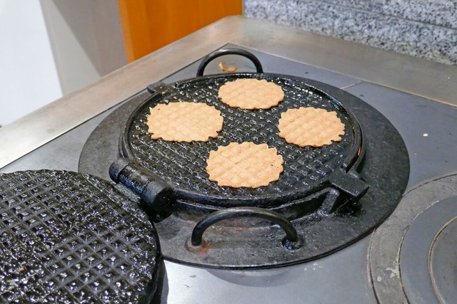 Das Waffeleisen, das zum Einsatz kommt, ist mehr als 200 Jahre alt.  | Foto: Lara Bhler