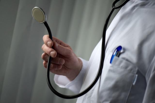 Ein Arzt verliert im Ausland seine Zulassung –  jetzt praktiziert er in Sdbaden