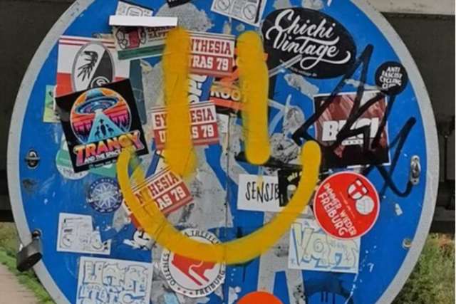 Fotos: Zugeklebte Pfhle und Schilder aus Sdbaden