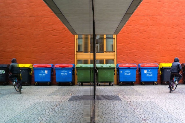 Fr jeden Abfall gibt es die passende ...en Mll nur noch richtig einsortieren.  | Foto: Nicolas Armer (dpa)