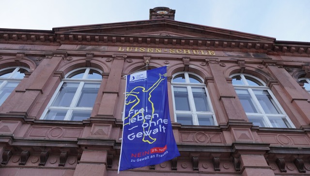 Flagge mit der Aufschrift &#8222;Frei ...hne Gewalt&#8220; am Rathaus 2 in Lahr  | Foto: Stadt Lahr