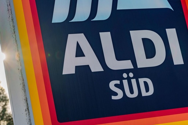 Aldi Sd nimmt ein Set Haarspangen wegen Echtpelz-Verdacht aus dem Verkauf.  | Foto: Andreas Arnold (dpa)